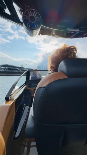 Quel vendredi au Salon du bateau à flot! ⚓️ ☀️ 🌊Soleil, vague, ronron des moteurs pis clapotis de l’eau… mais surtout, des essais nautiques partagés avec vous autres, les passionnés! ✨ Vous n’avez pas pu passer aujourd’hui? Pas de panique! On vous attend samedi et dimanche au quai du Vieux-Port. ⚓️ 🚤 Venez jaser bateau avec nous, venez goûter au plaisir sur l’eau — pis sautez sur nos super offres! 🌊 📍 Bassin Jacques-Cartier, Vieux-Port de Montréal À l’essai ce week-end : ⚓ Princecraft Vogue 