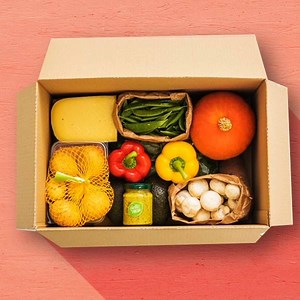 WIN! Get farm-fresh ingredients and quick, delicious recipes delivered free for 5 weeks! Click here to enter – http://bit.ly/Win5-HF For the chance to have your weeknight dinners sorted and win five Classic or Veggie HelloFresh boxes delivered to your door, answer this simple question... | HelloFresh
