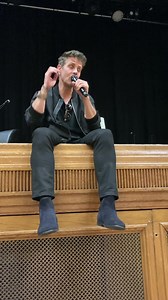 Joe McIntyre from New Kids On The Block talking about how his son and Robbie Williams’s daughter (Teddy) have the same piano teacher (in LA). Joe revealed that he and Rob have sent each other video messages before and that Rob’s kids are super cute. 🥰 Lucy went to see Joe tonight in Islington with Angela from our Progress episode. In the Q&A, Angela asked Joe about Robbie wearing the NKOTB hat in the Frosted Tips with Lance Bass podcast promo: she said that we all know Rob is an NKOTB fan, what