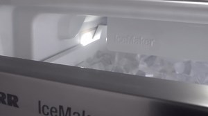 Los frigoríficos Liebherr equipados con IceMaker dispondrán siempre de cubitos de hielo dispensados automáticamente ,para que puedas disfrutar de refrescantes bebidas con hielo en cualquier momento. ​ .​ .​ .​ #Frigicoll #Liebherr #Integración #Vinoteca #electrodoméstico #conservación #reserva #Frigoríficos #Diseño #Interiorismo #food #kitchen #fridge | Liebherr Electrodomésticos