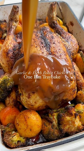 Molly Cunningham | 👩‍⚕️🩷🌱 on Instagram: "Roast Dinner Traybake With Garlic & Herb Roast Chicken🍗🥦 I can’t put in to words how amazing this was! This was absolutely unreal! 😍 Roast dinners can take sooo much effort with different pots and pans on the go but cooking it all in one pan means there is only 1 thing to wash up and the vegetables cook in the chicken juice and taste UNREAL!🍗 This served 2-3 big portions and we had chicken leftover for sandwiches the day after too!😍 feel free to s