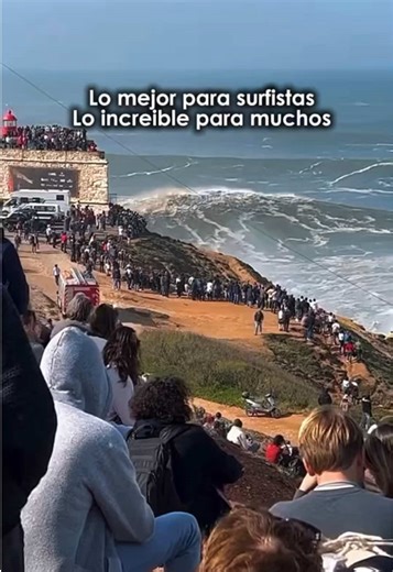Nazaré, Portugal, no tiene olas normales, tiene muros de agua. En la Praia do Norte, un cañón submarino crea algunas de las olas más grandes del mundo, convirtiendo este pequeño pueblo pesquero en el paraíso de los surfistas más extremos. Entre el faro rojo, el acantilado y las tablas luchando contra el océano, Nazaré se ha vuelto una leyenda del surf y de los viajes de aventura. #nazare #portugal #travel