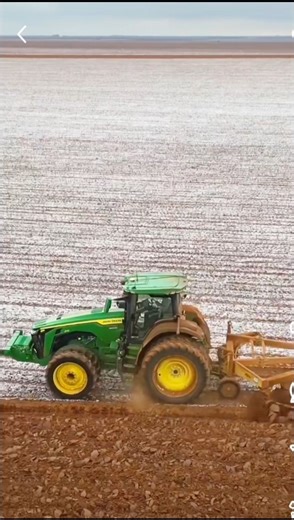 John Deere Tractor plowing in snow field 💪 #usatractor #americanfarming #snowfield