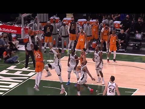 Giannis Antetokounmpo CRAZY block on Deandre Ayton 😮