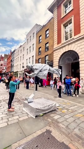 #silvermanstatueofficial #livingstatue #streetart #streetperformer