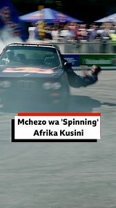 Car "spinning" ni mchezo wa kipekee wa magari Kusini mwa Afrika ambao unazidi kupata umaarufu. - Mchezo huu uhusisha uendeshaji wa magari kwa kasi huku wakiyazungusha kutengeneza duara. - Maelfu ya mashabiki uhudhuria michezo hiyo na sasa inazidi kutambuliwa - - - #bbcswahili #afrikakusini #mchezowamagari #vyombovyamoto | BBC Swahili