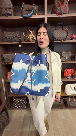 Perfetta per l’estate, iconica e super versatile. La Louis Vuitton Néo Noé Escale è la borsa ideale per un look fresco, chic e senza tempo. La trovi da BrandOff Napoli: borse firmate second hand originali e garantite. 📍 Via Cervantes 54 – Napoli 🌐 www.brandoffnapoli.com Il lusso estivo che ti accompagna ovunque ✨ #BrandOffNapoli #LouisVuitton #luxury #LuxuryBags #SecondHandLuxury