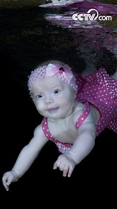 Underwater photographer captures babies' wondrous expressions as they learn to swim. #FunnyTime | CCTV