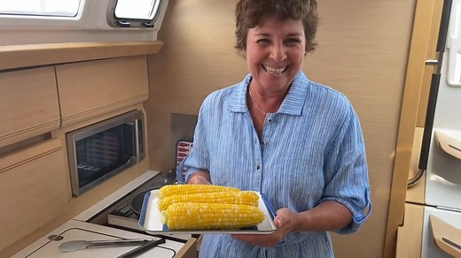 2 minutes!!!! C'est le temps nécessaire pour cuire parfaitement votre prochain blé d'Inde: en camping, sur un bateau, ou simplement dans votre cuisine. Vive l'été! Hélène Laurendeau Nutritionniste | Signé Gourmand