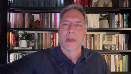 Lacombe demonstrou uma elegância rara. Mesmo após meses de desgaste, tentativas frustradas de acordo e a perda do canal e dos equipamentos da Timeline, escolheu falar com sobriedade, sem escândalo e sem expor.Num ambiente em que quase todos cedem à tentação do revide, ele preferiu preservar a própria postura. Saiu sem alarde, sem baixaria e sem transformar a divergência em espetáculo. Perdeu no material, mas preservou o que mais importa: a dignidade.