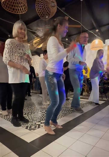🇮🇹🔥 Tarantella (Pulcinella) Line Dance – ¡Pura energía! 🔥🇮🇹 #FernandoRey #Tarantella #Pulcinella #BaileenLinea #LineDance Disfruta de esta vibrante coreografía de Line Dance, creada por Fernando Rey, inspirada en la tradicional Tarantella Italiana (Pulcinella). Un baile lleno de ritmo, alegría y energía que te hará moverte desde el primer paso.
