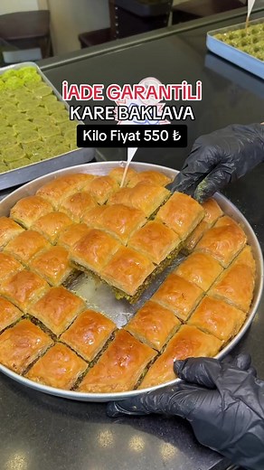 Gaziantep'te heykel karşısında bulunan Niba Baklavaları olarak, her biri \u00100 Antep fıstığı ve gerçek tereyağı ile hazırlanan kare baklavamızla sizlere eşsiz bir lezzet sunuyoruz. Kaliteli malzemelerimiz ve ustalıkla hazırlanan tatlılarımız, damaklarda unutulmaz bir tat bırakıyor. Gaziantep’in en özel tatlılarını denemek için Niba Baklavaları’na mutlaka bekleriz!