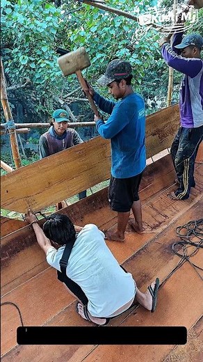 Traditional Roof Beam Installation Using Hand Tools | Teamwork Wood Construction Tutorial.