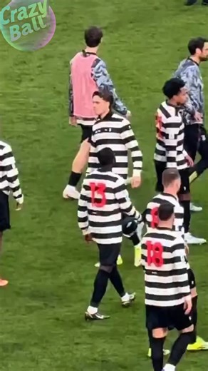 Jersey Terunik Di 2026, Punya Juventus Agak Lain. 😂💀 Di tahun dua ribu dua puluh enam ini, banyak tim yang merilis seragam baru Mereka, Semuanya berawal ketika Barcelona merilis seragam ejekan el clasico Untuk madrid di pertengahan musim yang memecahkan rekor penjualan. Tepat setelah itu, Manchester city merilis seragam keren yang terinspirasi dari seekor kuda. Kemudian Manchester united memperkenalkan seragam baru yang berkolaborasi dengan grup band stone roses, baik dalam versi lengan pendek