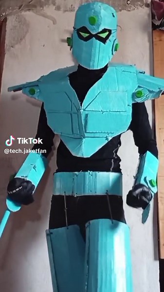Invencible: Cosplay y Edición de Techjaket