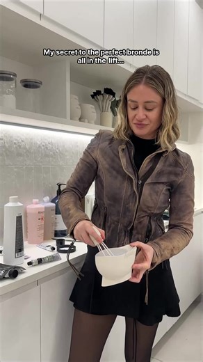 High-ticket colour isn’t about pushing lift, it’s about controlling what you leave behind. I’m intentionally lifting to an 8–9 and using purple lightning balm to control the warmth so it’s pre-balanced before I even tone. That means less damage, more control and no toner see-saw trying to cancel everything This is the kind of formulation thinking we go deep into on the Colour Pro World Tour. If you want to colour with strategy instead of stress, join us. Tickets are in my bio. #ColourTheory #Hai