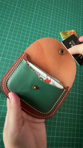 How to Make a Minimalist Leather Card Wallet #diygift #leatherart