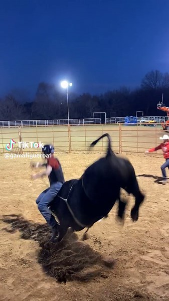 Please dont try this at home 😂 #rodeowrecks #rodeo #rodeotok #fypシ゚viral #funnyvideos #cowboy #stevo #rodeotime #rodeolife #texas #decaturtx #bullride