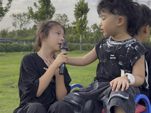 哈哈哈哈哈笑薯了，多米和末末讲悄悄话，这是听到了什么惊天大瓜直接从小车上滑下来了，把多米吓一大跳，最后的画面俩孩子太温馨了 #治愈童声 #爱唱歌的小女孩