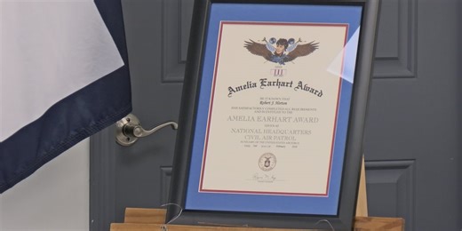 Robert Horton receives the Amelia Earhart Award