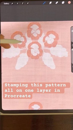Stamping this pattern all on one layer in Procreate 🌼 no separating motifs, overprints stay…