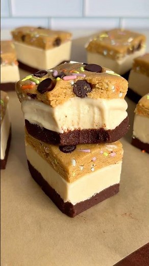 No bake cookie dough + brownie dough ice cream sandwiches! High protein and no refined sugar 👏🏻