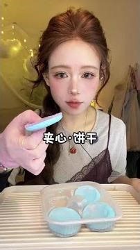 Cookie in the middle 🍪 Money matters, happiness comes first, wealth flows in, wallet is full.