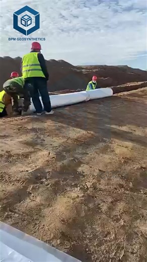 Install the composite geomembrane #compositegeomembrane #geomembranemanufacturer #geomembrane #bpmgeosynthetics