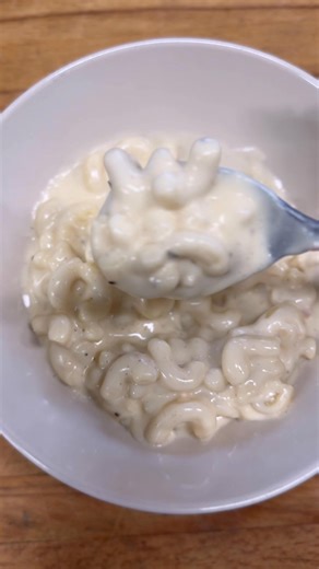 In the mood for a little creamy Pepperjack Mac ‘n Cheese? It’s on the lunch menu today. Tomorrow (Friday) we’ll have our Clam Chowder. See ya for lunch 👋 | The Cow Path Bakery, LLC