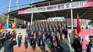 안규백 국방부장관은 오늘 국군간호사관학교 제66기 사관생도 졸업 및 임관식을 주관했습니다. 국군간호사관학교 66기의 기수 애칭은 '온비', '온 세상을 비추는 우리'라는 뜻이라고 합니다. 안규백 장관은 신임 간호장교들에게 자신감, 생동감, 사명감 등 '3감(三感)'을 갖고 대한민국 국군의 빛이 되어 당당히 걸어가기를 바란다고 격려했습니다. 아울러 군복을 입었다는 사실 하나만으로 국민이 존경을 보내는 나라, '장교'라는 이름이 곧 신뢰의 상징이 되는 군대를 신임 장교들과 함께 반드시 만들어 나가겠다고 약속했습니다. '온비' 66기 신임 소위 여러분, 다시 한 번 임관을 진심으로 축하드립니다!