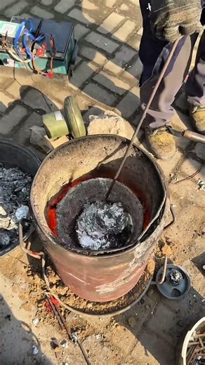 Process of making aluminum cans by recycling old cans