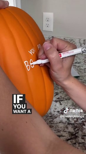 Easy pumpkin hand lettering tutorial 🎃 Have you decorated pumpkins yet? #calligraphymasters #calligraphypractice #calligraphyvideo #handletteringtutorial #calligraphytutorial #pumpkindecorating #halloweenathome #halloweenlettering