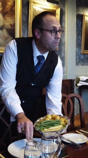 Silver Service - Where to position the flat #butlerschool #bemorebutler #silverservice #waiter