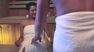 Couple se relaxant ensemble dans un sauna