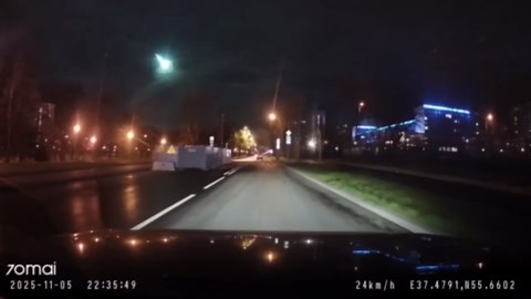 Luminous object streaks across the night sky in Moscow Oblast, Russia