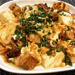 Dad's Recipe: Delicious Chinese Braised Tofu With Roasted Pork 火腩炆豆腐 This is a classic Chinese dish that my dad makes for dinner that our whole family loves to eat. The roasted pork and tofu soak up the delicious flavours and are a perfect pair. Tofu contains several anti-inflammatory, antioxidant phyto-chemicals making it a great addition to an anti-inflammatory diet. Tofu is also a good source of 'complete' protein – meaning that it has a well balanced amino acid profile – in addition to fiber