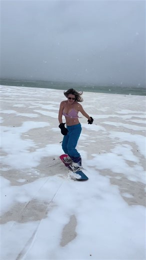 Some most of the US is covered in snow right now, enjoy this throwback from when we got snow in Florida and I got to snowboard on the beach 😂❄️🏂 #floridasnow #snowstorm #snow #snowboarding #snowonthebeach