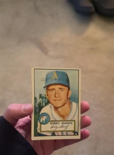 ¡Historia pura! ⚾️ El legendario Bobby Shantz, MVP de la Americana en 1952, celebra sus 100 años autografiando su propia tarjeta de béisbol. Han pasado 75 años desde que esa imagen fue capturada y la pasión sigue intacta. ¡Una joya para el coleccionismo! 💎 #citadinosmx #BobbyShantz #MLB #BaseBallCard | Citadinos MX