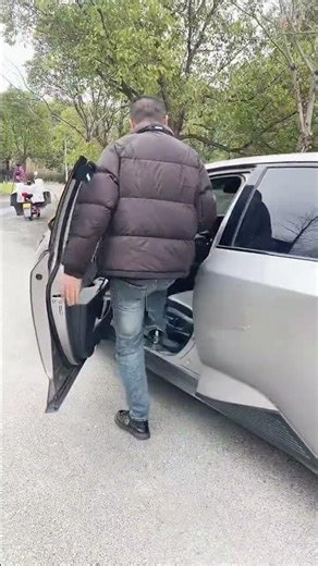 Tietou squatted behind Ah Liutou's car and urinated. Ah Liutou's reversing radar alarm. Tietou g