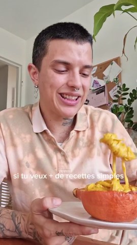 Sam on Instagram: "PATES POTIMARRON 💛 Une recette toute simple et mega reconfortante (et en plus ca presente bien là dans le potimarron ✨️) . La recette c'est juste 45 min à 180°C, 1 potimarron + 1 oignon + 3 gousses dail et ensuite tu mixes avec environ 15 cL de crème végétale, sel poivre et voila ☀️ au moment de servir j'ai ajouté de la levure de bière ça a un petit gout genre fromage et c'est super bon pour la santé (je fais genre mais c'est surtout tres tres bon le reste meeeh) . Tu peux fa