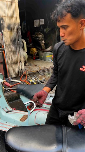 Tambah gantung extra nk bawak telur beras #vespaempire #vespa #vespamalaysia #lebihbaiknaikvespa #restoration #vespaclassic | Vespa empire enterprise