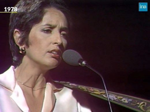 LE PARTISAN. "J'ai changé cent fois de nom, j'ai perdu femme et enfants mais j'ai tant d'amis..." Cette chanson fut écrite à Londres à destination de la France occupée en 1943, puis reprise par divers artistes dont Leonard Cohen ou encore la chanteuse folk Joan Baez. Les deux interprétations retransmettent la gravité du texte, mais également une lueur d'espoir 👇 | INA