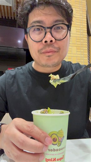 Just discovered that Avocadoria, our favorite avocado-based dessert spot in the Philippines, is now here in Dubai! (O baka late na ako 🤭) Here in Dubai, avocado is usually just salad or guac, kaya I’m very happy to see Avocadoria bring its flavors here. They teamed up with Tapa King. They offer 3 items here: 🥑 Avocado Lover (AED18 lang) 🥤 Avocado Shake (AED22) 🍦 Naked Ice Cream (AED8) (parang avocado soft serve) Avocado Lover is my fave, creamy avocado soft serve topped with pearls, biscuit 