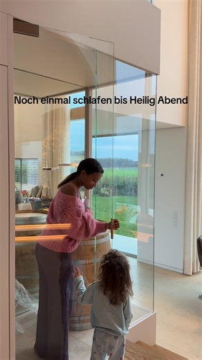 Feven on Instagram: "Noch einmal schlafen bis Heilig Abend… 🎄 Hausputz? Check! Dann klingelt plötzlich die Spedition an der Tür und liefert ein XXL-Weinfass ab... 😅 Mein Mann hatte die Idee, aber ich hab’ nie ja gesagt?! 😂 Jetzt ist es da, aber wie wir das Ding reingekriegt haben, wollt ihr gar nicht wissen…🙃 Kind krank, das andere total aufgedreht, 100 Waschmaschinen gewaschen und den Kühlschrank natürlich tiefenrein gemacht. 🙈 Die ersten Betten sind auch gemacht. Der „spannendere“ Part ko