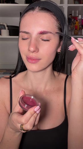 Blindfolded Makeup Challenge: A Sensory Adventure