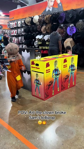 Art be playing around to much. #spirithalloween2023 #spirithalloweenstore #halloweeniscoming #trickrtreat #trickrtreatsam #scarycutesam #arttheclowncosplay