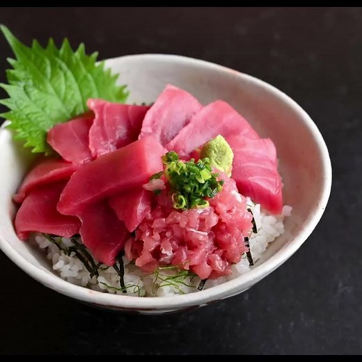 鉄火丼（わかりやすい簡単レシピ）鉄火丼 は、まぐろをたっぷりのせた人気のどんぶり。シンプルですが、タレを少し工夫するとお店の味に近づきます。