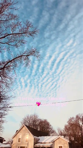 “The Wind”… what a great song! I nearly did a backbend getting that first part 😆. What are some of your favorite folky type songs? #thewind #catstevens #sky #greatsong #keeplookingup