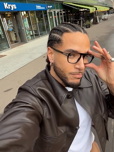 Nouvelle paire de lunettes : Danse de la joie et style !