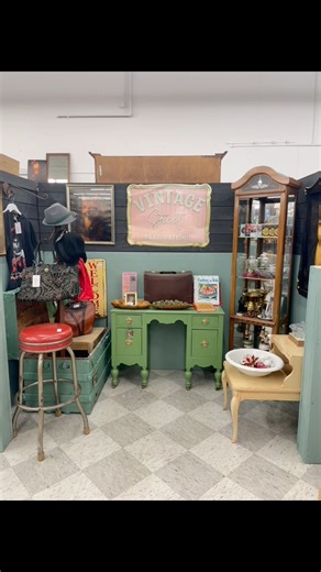 Post-Christmas reset at Tinkers ✨ Tinker's Treasures Antique Mall Less seasonal noise, more breathing room. I didn’t reduce prices — I reduced distractions. I like leaving space for pieces to speak… and for new stories to come in. #AntiqueMallFinds #BoothReset #VintageSeller #TinkersTreasures #PostHolidayReset #VintageDecor #ShopSmall #VintageAesthetic | Vintage Street Restorations